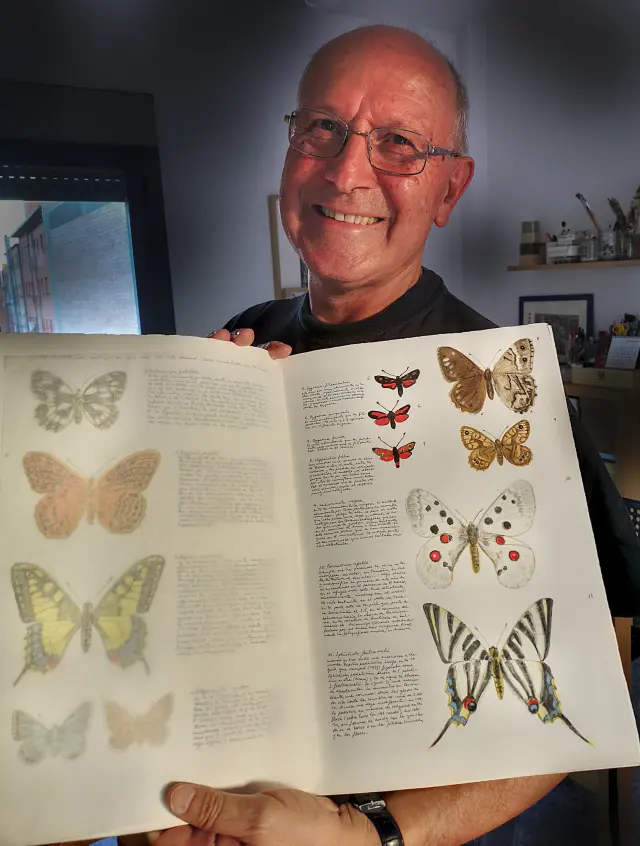 Severino Pallaruelo con uno de sus cuadernos de campo, llenos de dibujos de mariposas y notas poéticas.