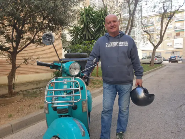 La vuelta a Europa en Vespa del jubilado zaragozano Carlos Casaucau