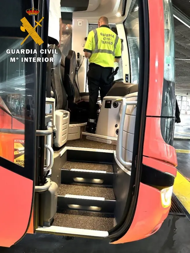 La Guardia Civil de Aragón intensifica los controles de autobuses por la Operación Verano.