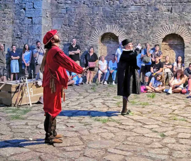 La representación tiene lugar en diversos escenarios dentro del castillo de San Pedro.