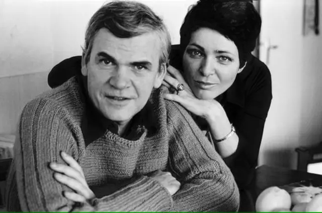 Milan Kundera y su esposa Vera, retratados en su casa de París por Ferdinando Scianna, que contó a HERALDO con emoción cómo le encantó aquella visita y la timidez de Kundera.