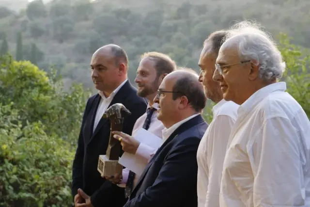El ministro de Cultura Miquel Iceta, en el centro, acudió a la entrega del premio en el Alhaurín; a su izquierda con la escultura en la mano, Daniel Arana.