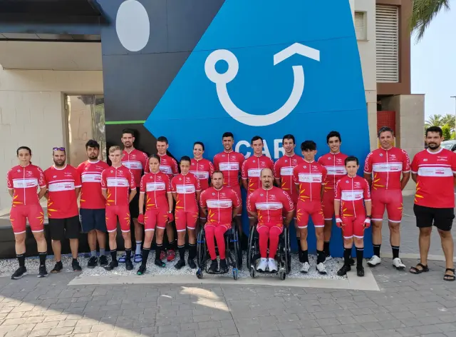 El equipo Cofidis de Promesas Paralímpicas de ciclismo, en la concentración en Murcia
