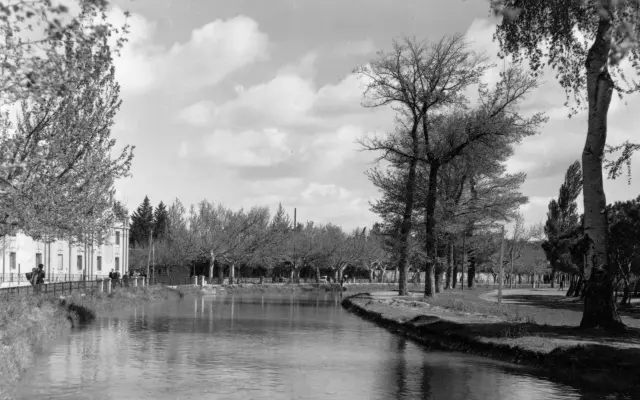 Una imagen del Canal Imperial en la década de 1930, la fábrica se ve a la izquierda.