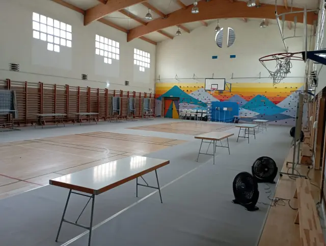 Trabajos en un colegio electoral en Huesca este miércoles para la colocación de ventiladores.
