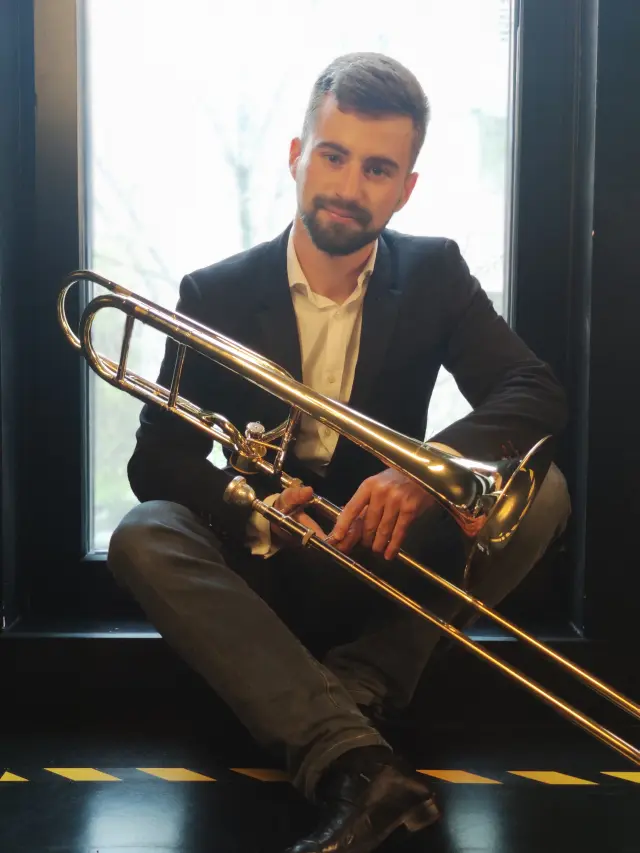 Juan Cáncer con su instrumento, el trombón alto, que tanto le gusta y la fascina.