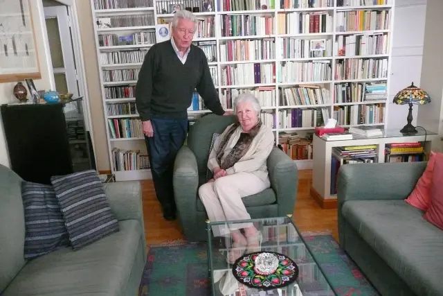 Paco Uriz y Marina Torres en su casa zaragozana, un santuario de palabras.