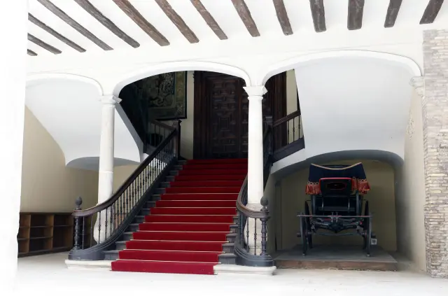 Un carruaje junto a la escalera del palacio de los duques de Villahermosa.