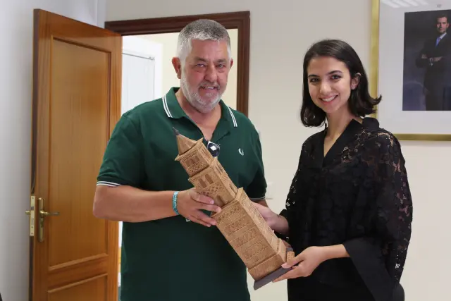 La ajedrecista Sara Khadem, con el alcalde de Alcubierre, Pedro Suñén