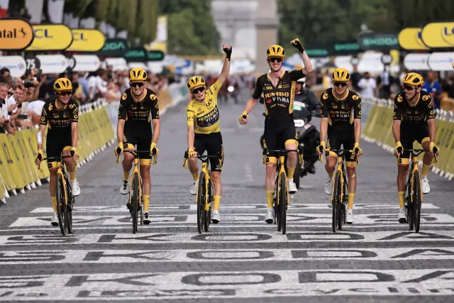 El maillot amarillo del Tour de Francia, el ciclista danés Jonas Vingegaard (3i) del equipo Jumbo-Visma, cruza junto a sus compañeros la línea de meta de la 21ª y última etapa del Tour de Francia 2023, proclamándose ganador de la presente edición