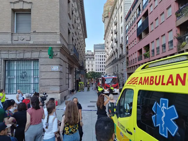 Una ambulancia en la Plaza Salamero tras el incendio de un piso.