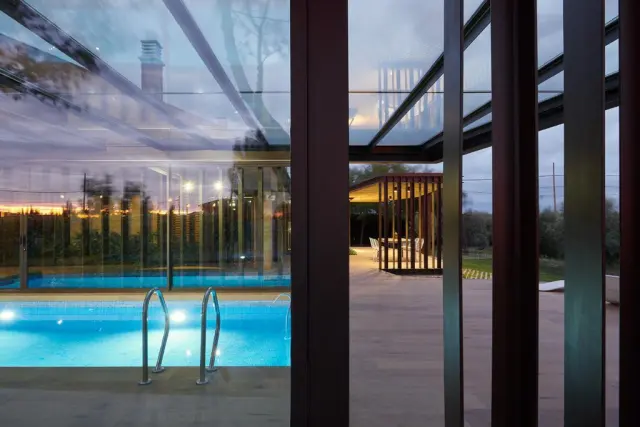 Una piscina de obra, cubierta a posteriori por Tangram Arquitectura.