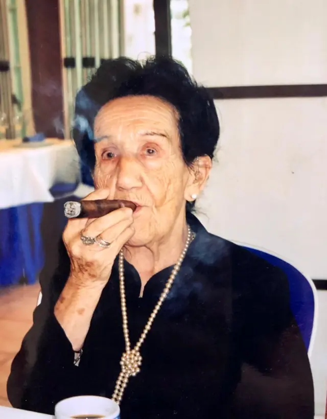 La abuela de Cristina Grande fumaba puros como si nada. Con esa seguridad y esta delectación.