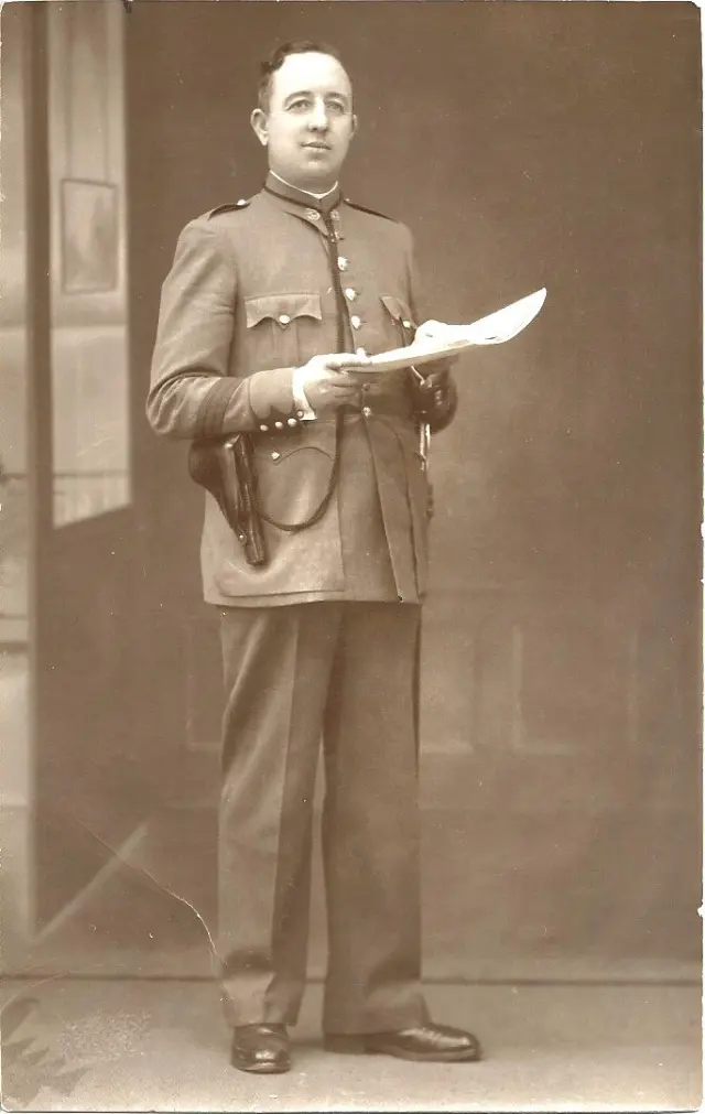 El abuelo de Consuelo Roy, vestido de militar.