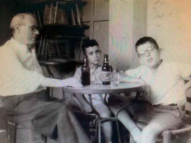 El tío abuelo Ángel con el joven Santiago Gimeno y su hermano mayor.