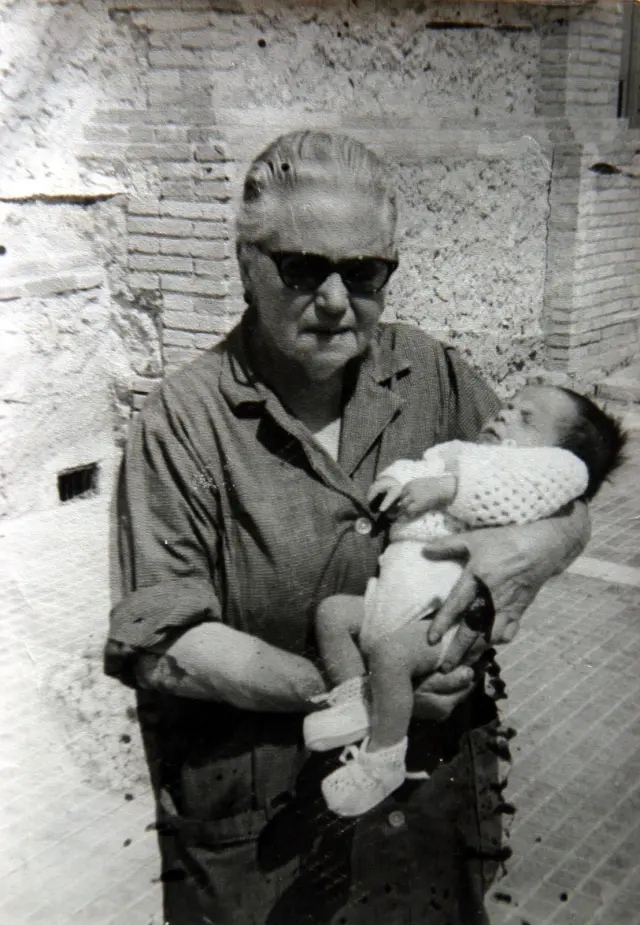 La abuela de Javier Sierra, con él en brazos. El autor nos manda esta foto desde Estados Unidos.