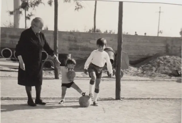 Luis Rabanaque, de blanco, con su abuela Maxi y su primo Juan.