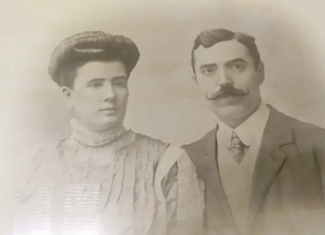 María Meléndez y César Ruiz, los abuelos paternos de la editora Trinidad Ruiz Marcellán en 1910.