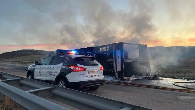 Incendio de un camión que transportaba cartón en la A-23.