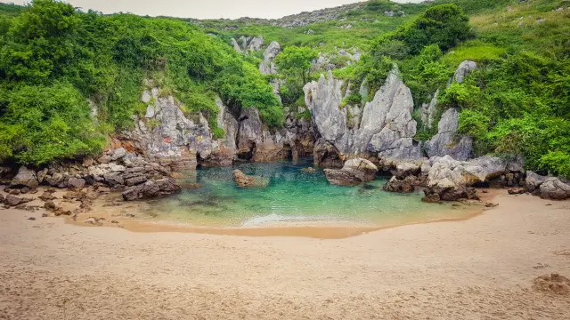 Playa de Gulpiyuri, un secreto en Asturias.