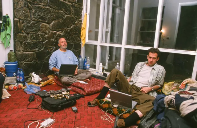 Ramón Lobo, en octubre de 2001 en el norte de Afganistán junto a Diego Merry del Val