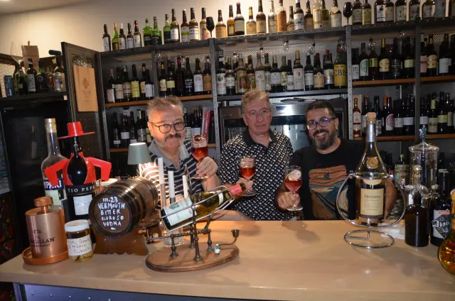 Jesús Solanas, David Pérez y Fernando Ruiz, en el sherry bar de Absinthium