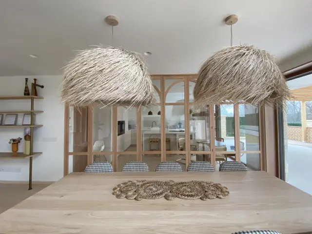 Una vivienda con decoración de madera en sus ventanas y en algunos muebles.
