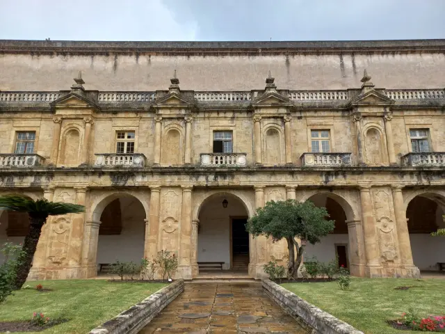 En Coimbra se encuentran los restos mortales de Santa Isabel de Portugal.