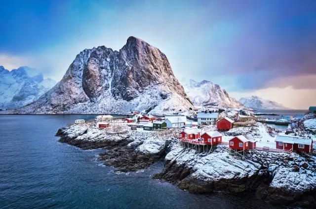 Lofoten, Noruega, está más allá del Círculo Polar Ártico, pero la mayoría de los días están por encima del punto de congelación incluso en pleno invierno. En relación con la latitud, es uno de los lugares más cálidos del mundo.