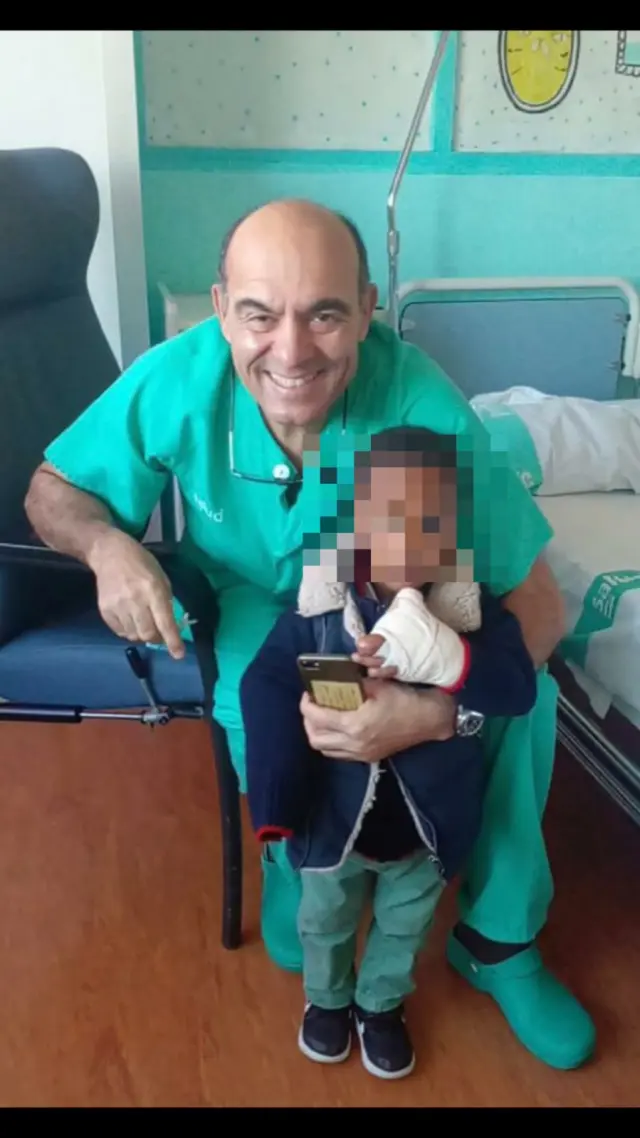 El doctor Gregorio Martínez Villén junto al niño tras la operación.