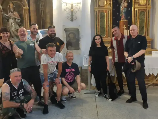 Fotografía grupal de Fangoria en el santuario de la Misericordia.