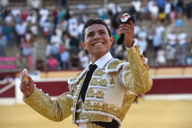 Héctor Marco paseando sus dos orejas en la novillada sin picadores de la Feria Taurina de la Albahaca de Huesca.