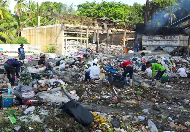 Koh Phangan (Thailand), 06/08/2023.- People work at a garbage dump site, where body parts of a Colombian man were found, in Koh Phangan island, Surat Thani province, southern Thailand, 06 August 2023. Thai police arrested Spanish chef Daniel Jeronimo Sancho Bronchalo, 29, accused of killing Colombian surgeon Edwin Arrieta Arteaga and dismembering his body before dumping some parts in a rubbish dump and others, including his head, in the sea, police said. (Tailandia) EFE/EPA/SITTHIPONG CHAROENJAI