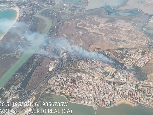 Vista aérea del incendio en Puerto Real (Cádiz).