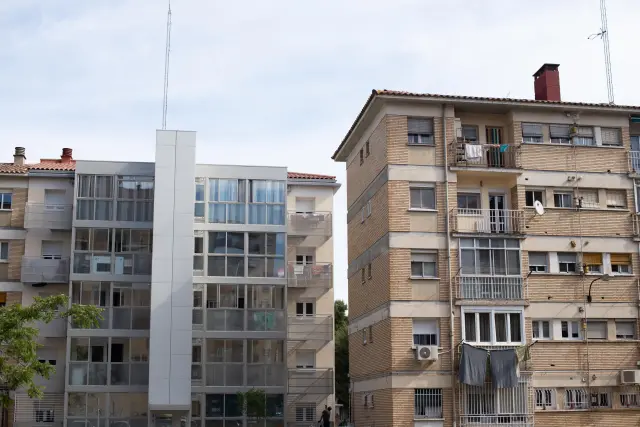 Bloques de viviendas en Balsas de Ebro Viejo. A la izquierda, uno ya rehabilitado.
