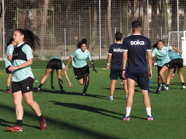 Las jugadoras de la SD Huesca entrenan en la Base Aragonesa de Fútbol.