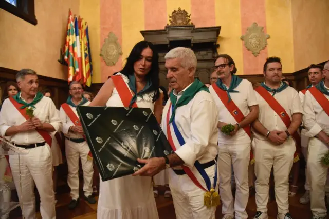 La alcaldesa Lorena Orduna le ha regalado una reproducción del cuadro de 'La Campana de Huesca' a su homólogo de Tarbes, Gerárd Tremége.