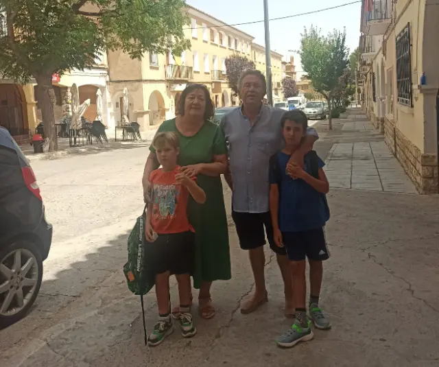 Miguel Ángel Blasco y María Pilar Díaz, junto a sus nietos Lucas y Nicolás, a los que cuidan en el pueblo mientras sus padres trabajan.