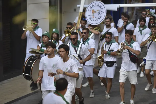 Las charangas ponen la banda sonora más festiva en San Lorenzo.