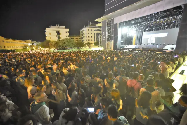 Público a la espera del concierto de Lola Índigo en Huesca, que finalmente fue cancelado.
