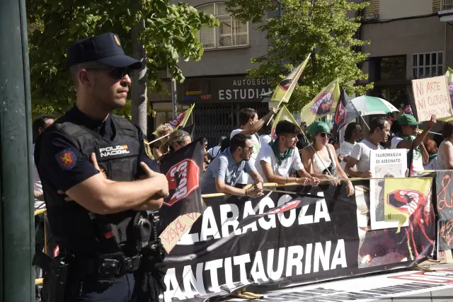 La concentración antitaurina ha tenido lugar en la plaza Santo Domingo, cerca de la plaza de toros.