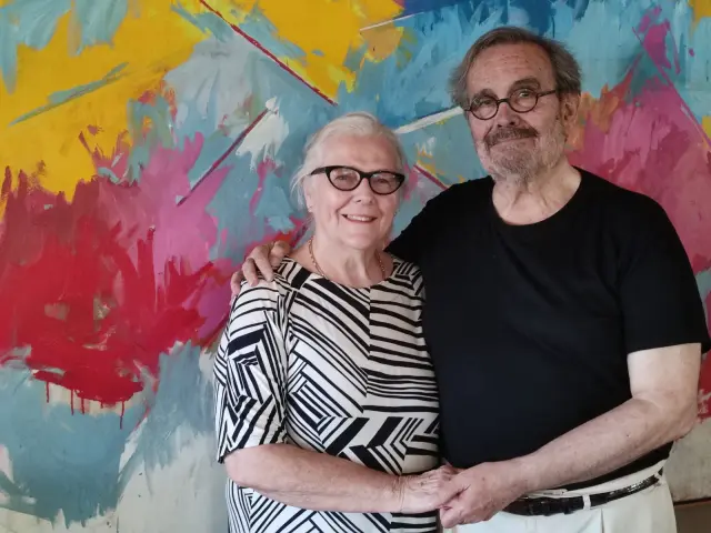 El pasado jmes de julio, sereno e hiperactivo, así posaba José Manuel Pérez Latorre con su mujer Ana Palacio en su casa, ante un cuadro de Broto.