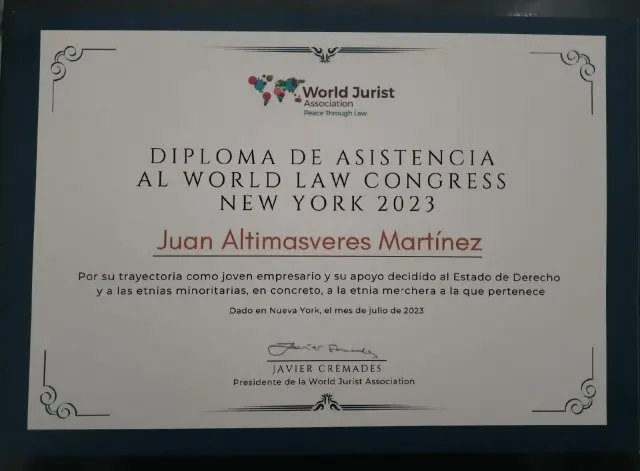 Diploma con el que fue reconocido el trabajo de Juan Altimasveres Martínez en defensa de las etnias minoritarias por la World Jurist Association.