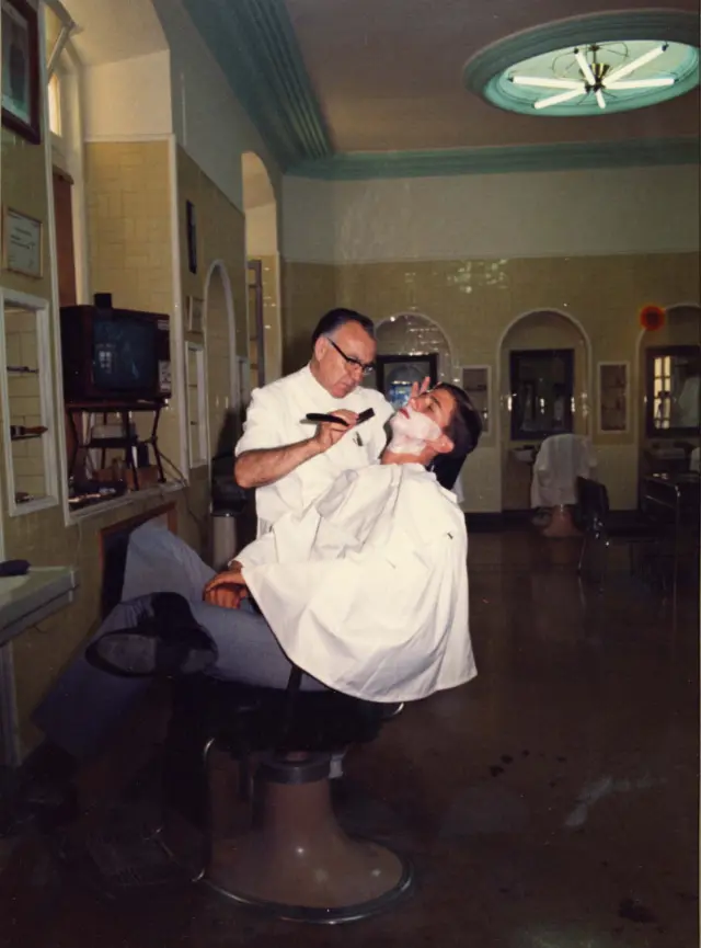 El peluquero de la Academia General Militar le afeita la barba al príncipe Felipe durante su estancia en el curso 1985-86.