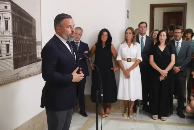El líder de Vox, Santiago Abascal (i), se dirige a medios de comunicación al presentar sus credenciales y recoger el acta para la XV legislatura