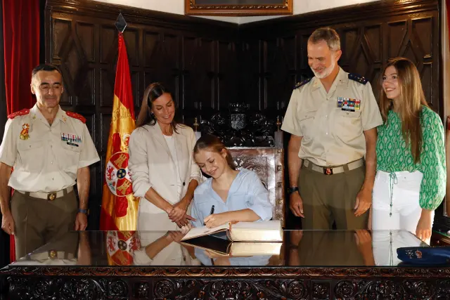 Firma en el libro de honor de la Academia General Militar de la princesa Leonor, en presencia de los Reyes y de la infanta Sofía