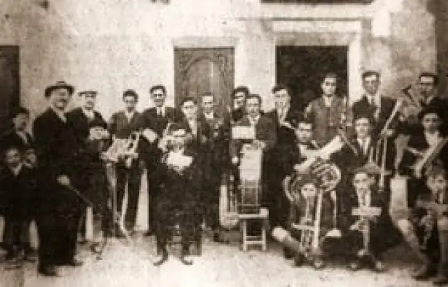 Foto histórica del estreno de la banda municipal de música de Benabarre en 1928.