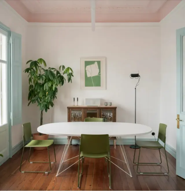 Joyous House, del estudio Acha Zaballa, una reforma de una vivienda de Cantabria donde el color es el protagonista del espacio.