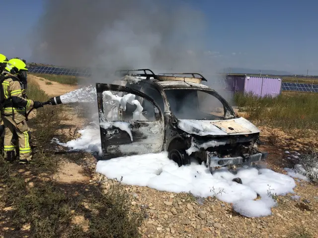 Labores de extinción del incendio de un vehículo en Pertusa.