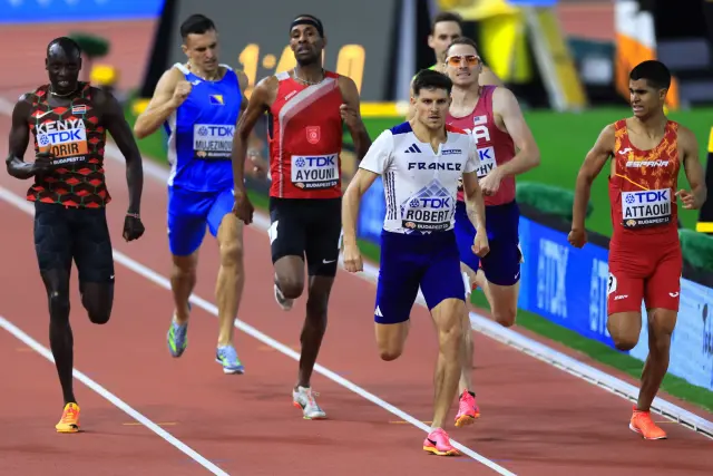 Benjamin Robert de Francia y Mohamed Attaoui de España compiten en la serie masculina de 800 m del Campeonato Mundial de Atletismo en Budapest, Hungría.